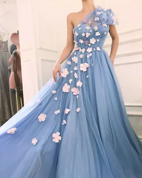 Гореща разпродажба Светло сини вечерни рокли в арабски стил от Дубай 2021, Рокля за абитуриентски бал с розови цветя на едното рамо, дълго премяна трапецовидна форма