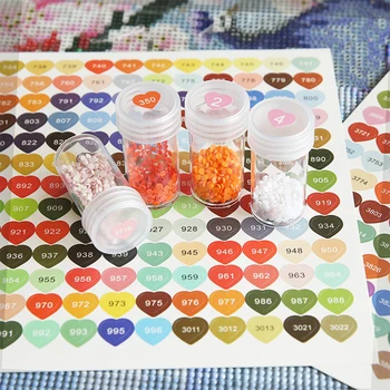1 Комплект цветни регистрационни стикери с номера на DMC 447 DMC 26 букви от 1-100 Разноцветни във формата на сърце за диамант картини, кутии за съхранение